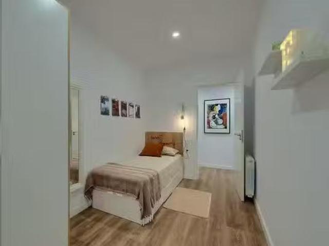 ¡Recién llegado! Habitación en Carrer de Nàpols