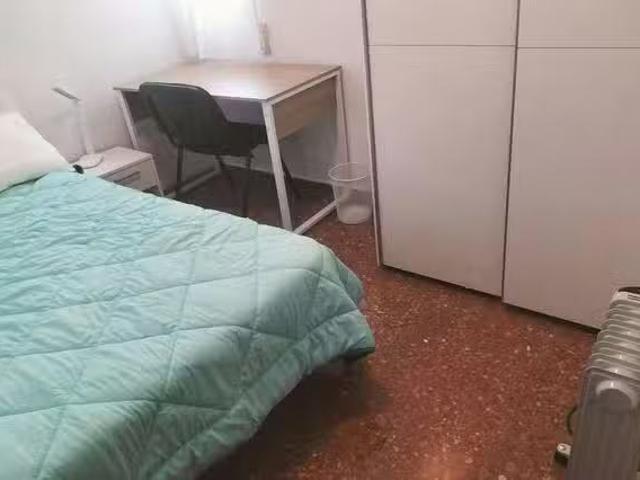 Acogedor Habitación en Carrer del Bisbe Jaume Pérez, Quatre Ca.
