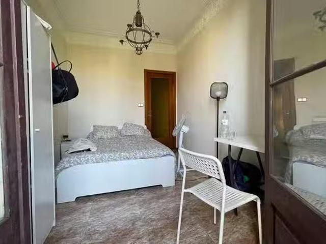 Encantador Habitación en Gran Via de les Corts Catalanes, Dret.
