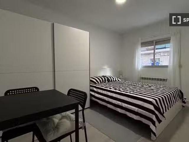 Encantador Habitación en piso compartido en San Sebastián, Mad.