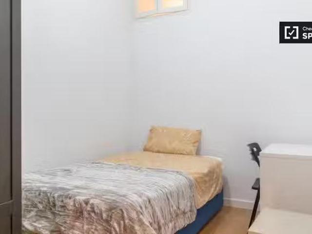 ¡Oferta! Habitación en piso de 5 habitaciones en alquiler en J.