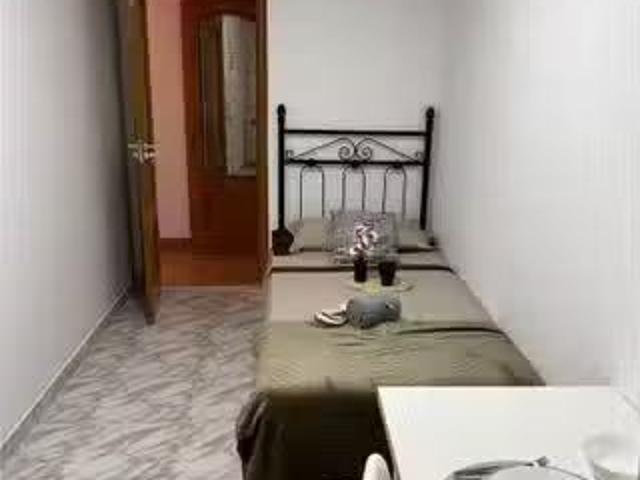 Único Habitación en piso de 5 habitaciones en Moscardó, Madrid