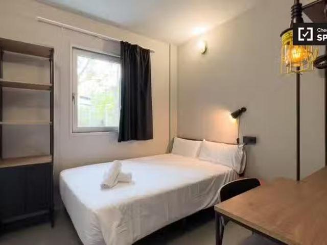 Nuevo Se alquila habitación con baño en Barcelona