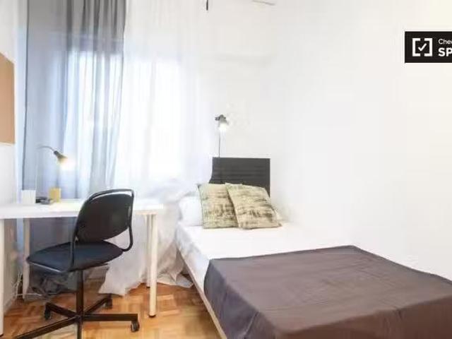 Nuevo Se alquila habitación con baño en piso de 10 dormitorios.