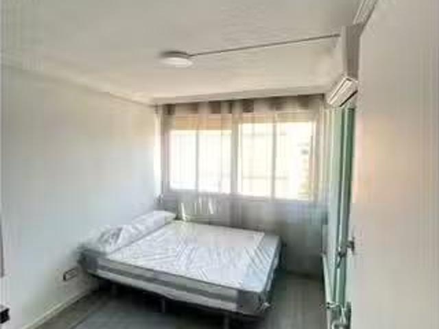 Encantador Se alquila habitación en apartamento de 4 dormitori.