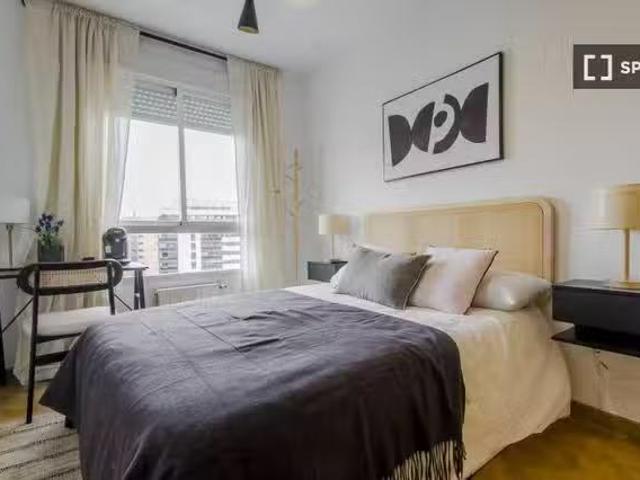 Encantador Se alquila habitación en apartamento de 5 dormitori.