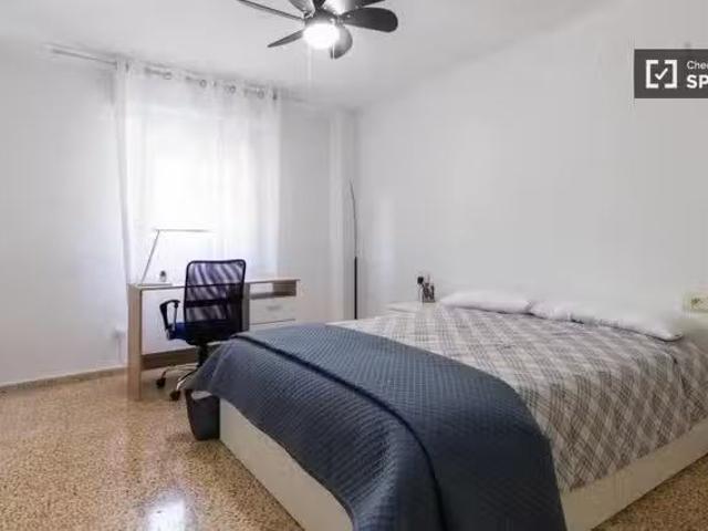 Acogedor Se alquila habitación en piso de 4 dormitorios en Bur.