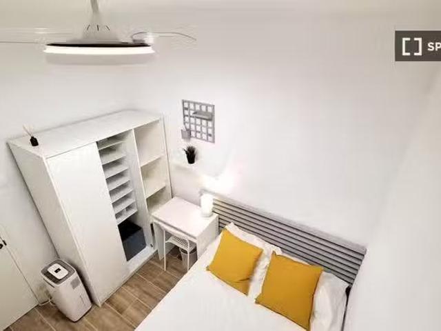 Único Se alquila habitación en piso de 4 dormitorios en Barcel.