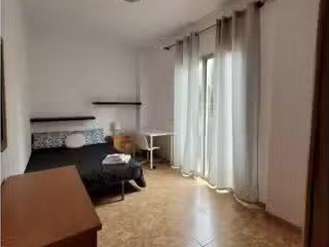 ¡Renta! Se alquila habitación en piso de 5 habitaciones en Las.