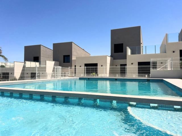 NUEVOS ADOSADOS DE 3 DORMITORIOS EN CAMPO DE GOLF RESORT, MU. 104m² Baños y Mendigo
