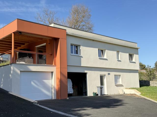 Nue propriété Monsieur 75 ans Dame 76 ans Superbe maison contemporaine intérieur style chalet