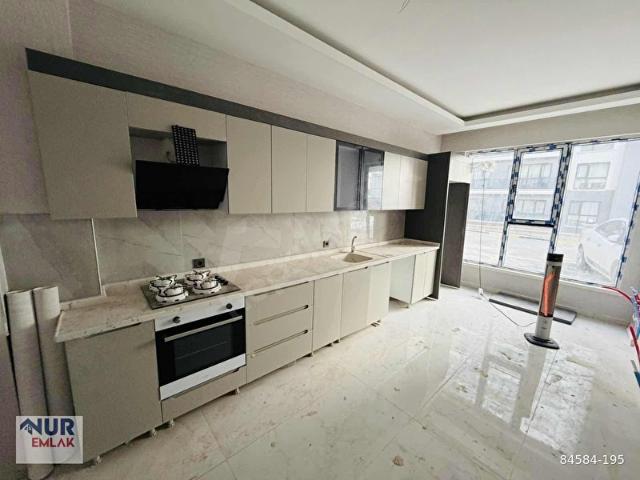 NUR EMLAK'TAN 3 BLOKLU OTOPARKLI SİTE'DE GENİŞ OTURUMA SAHİP 3+1