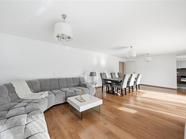 NUR EINEN STEINWURF VOM UFER ENTFERNT – GERÄUMIGES PENTHOUSE MIT BALKON UND BLICK AUF DEN SEE