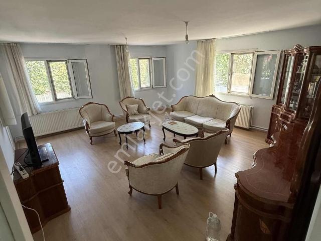 Nurfen'den Önü Açık Köşe Binada Cadde Yakını Arakat Daire