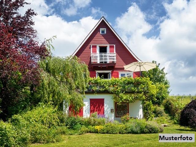 Nutzen Sie Ihre Chance: Freistehendes Einfamilienhaus mit Garage