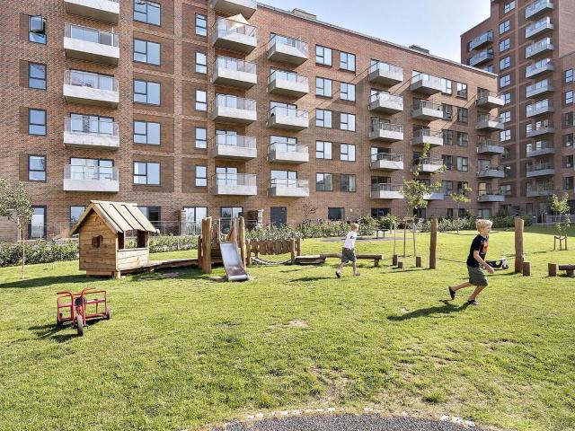 Nyopført halvt dobbelthus af høj kvalitet med P plads og eget havestykke velbeliggende i attraktivt villakvarter
