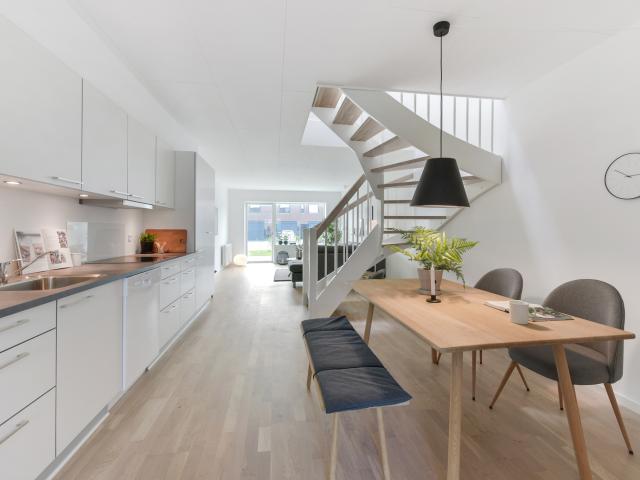 Nybygget rækkehus med moderne materialer