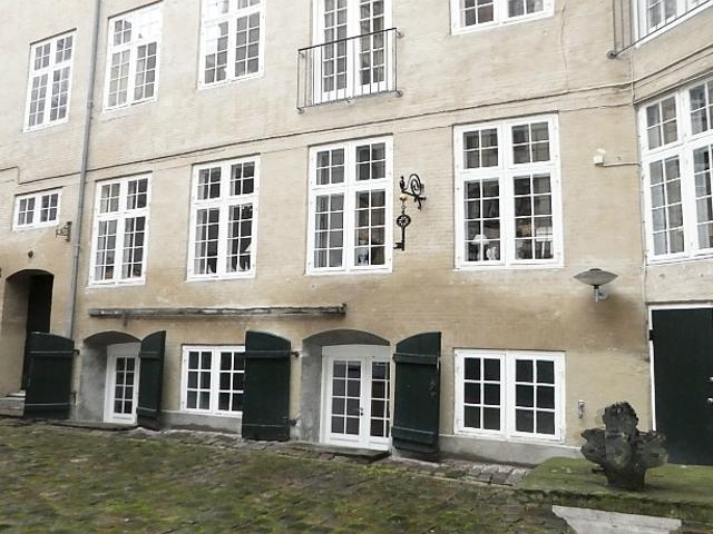 Nydelig lejlighed ugenert beliggende med direkte udgang til gårdanlæg beliggende et stenkast til Kongens Have og parkeringsområde