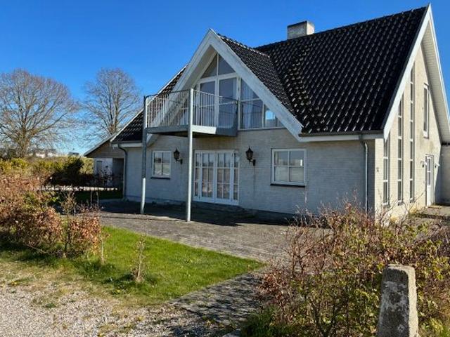 Nyere lys og regulær bolig udlejes i landlige omgivelser