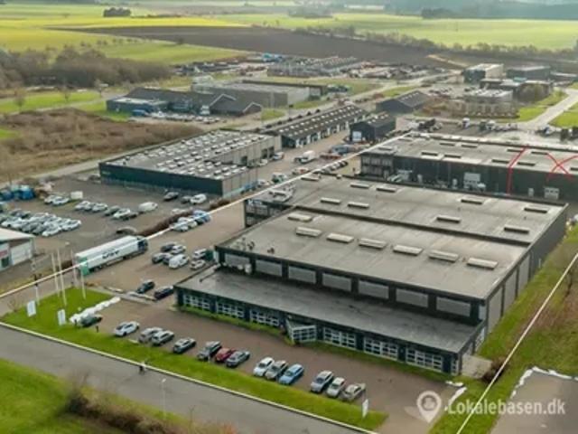 Nyere og meget regulært lager med port