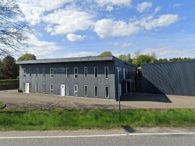 Nyere opført, centralt beliggende mellem Århus, Viborg, Silkeborg og Randers