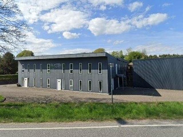 Nyere opført, centralt beliggende mellem Århus, Viborg, Silkeborg og Randers