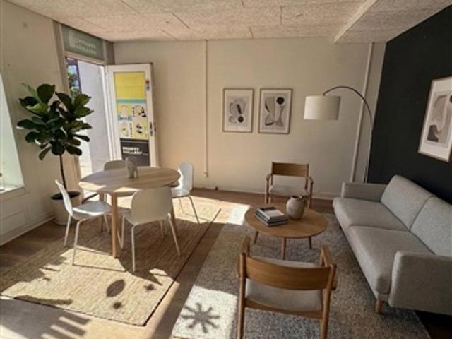 Nyrenoveret 2 værelses i stueetage med privat indgang og 10 m2 terrasse – lige ved banegården, Esbjerg, Ribe