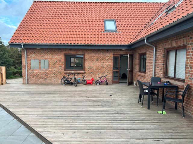 Nyrenoveret familievenlig lejlighed med udendørsarealer i gåafstand til Vildbjerg Skole