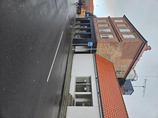Nyrenoveret og centralt beliggende lokale til butik/kontor/showroom/evt. take away mv