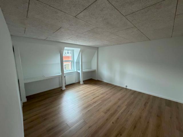 Nyrenoveret og centralt beliggende 4 værelses lejlighed på 113 m²