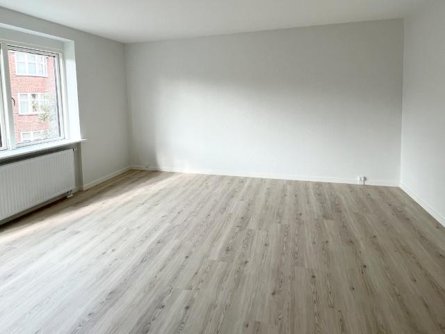 Nyrenoveret og moderne lejlighed på attraktiv beliggenhed!