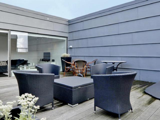 Nyrenoveret penthouse med stor tagterrasse
