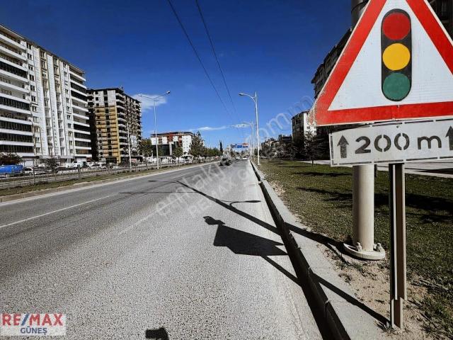 Çöşnük'te Ana Cadde Üstü Re/max Güneş'ten 3+1 Satılık Daire