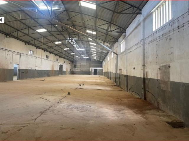 O armazém, está implantado em terreno com 2.149 m²