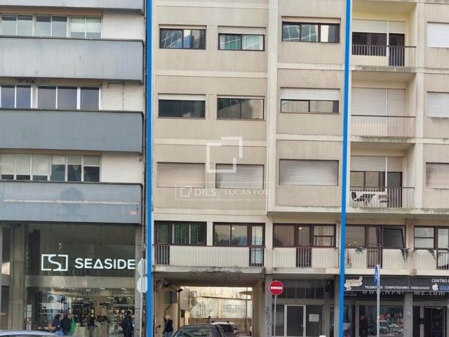 O edifício, renovado por completo em 2016, compreende 5 habi. 389m² Porto