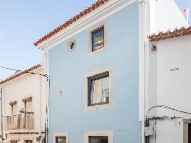 O Prédio: Composto por 3 pisos e finalizado em 2022 este pré. 47m² Sesimbra castelo