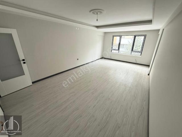 Oğuz Gezer Gayrımenkul'den Ana Caddede 4+1 Ebeveyn Banyolu