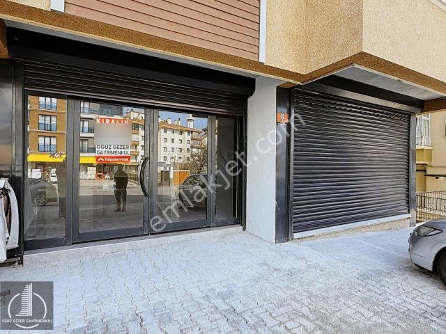 ! Oğuz Gezer Gayrimenkul'den İşlek Cadde Üzeri 110m2 Dükkan !