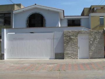 OCASION EN MONTERRICO AMPLIA CASA BIEN UBICADA