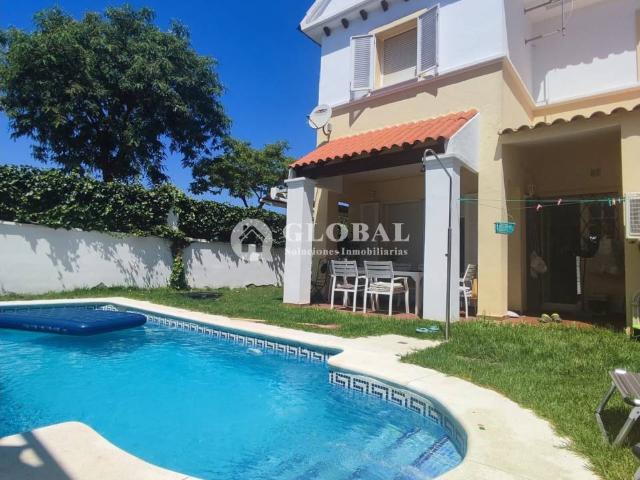 OCASIÓN! GRAN CHALET PAREADO CON PISCINA Y AMPLIA PARCELA EN ZONA CENTRO!
