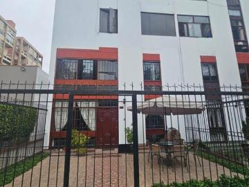 OCASIÓN VENTA CASA FRENTE A PARQUE 1° Y 2° PISO CON JARDÍN