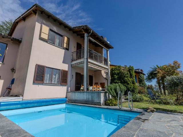 OCCASIONE SPAZIOSA CASA CONTIGUA 4.5 CON PISCINA A CURIO