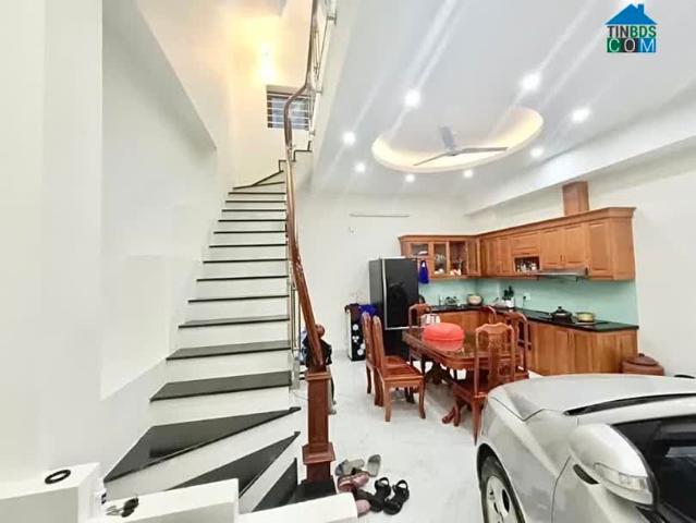Oai nhất ngõ! Nhà trên mặt ngõ phố Việt Hưng, cả dãy mỗi nhà mình mặt tiền 5m có gara ô tô, 52m2
