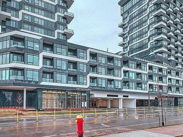 Oakville 1 Bed Condo With Parking & Locker