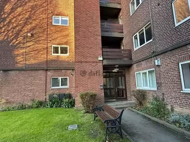 Oak House, Mespil Estate, Ballsbridge, Dublin 4 is for rent
