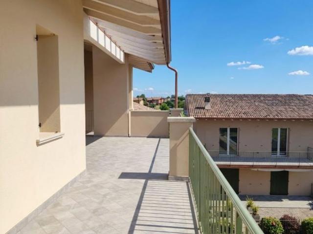 Oasi di Relax vicino al Lago: Trilocale con Terrazzo Vivibile e Piscina