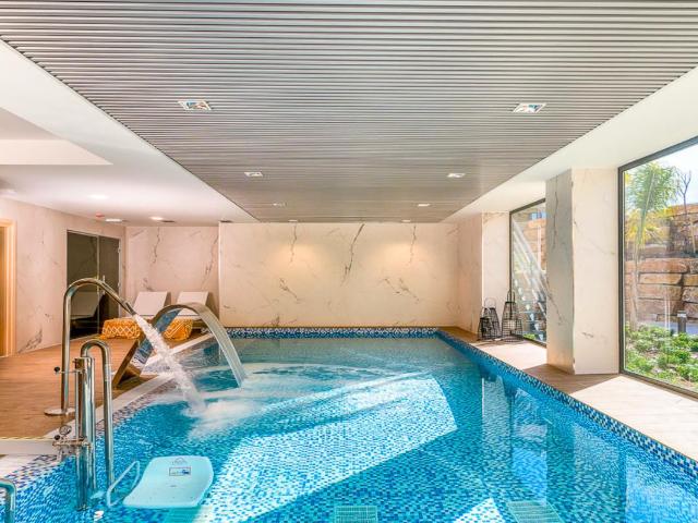 Oasis 325 es un desarrollo contemporáneo con 215 apartamento. 106m² Estepona
