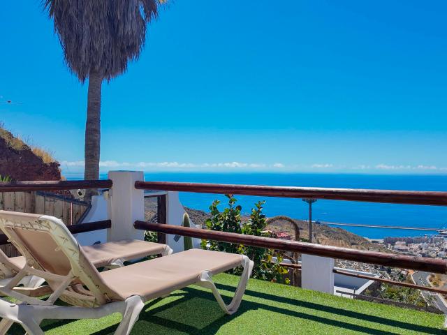 Oasis único en la montaña con cuatro viviendas y vistas panorámicas al mar