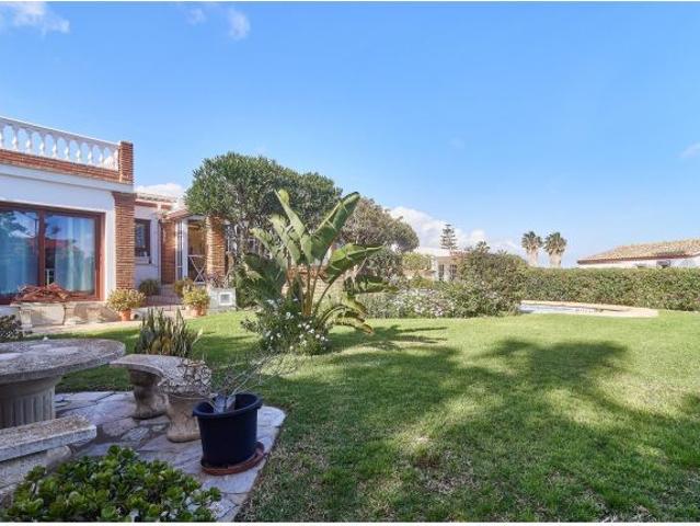 Oasis Andaluz: Espectacular villa de una planta con jardín tropical y vistas de ensueño