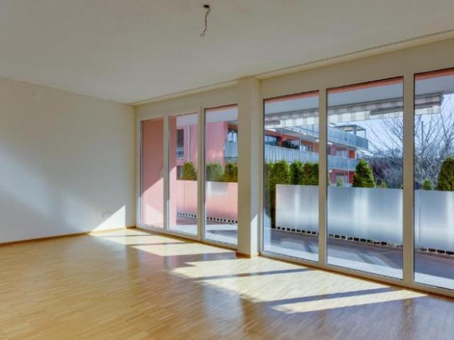 Oasis de bien être moderne en sous sol avec coin salon